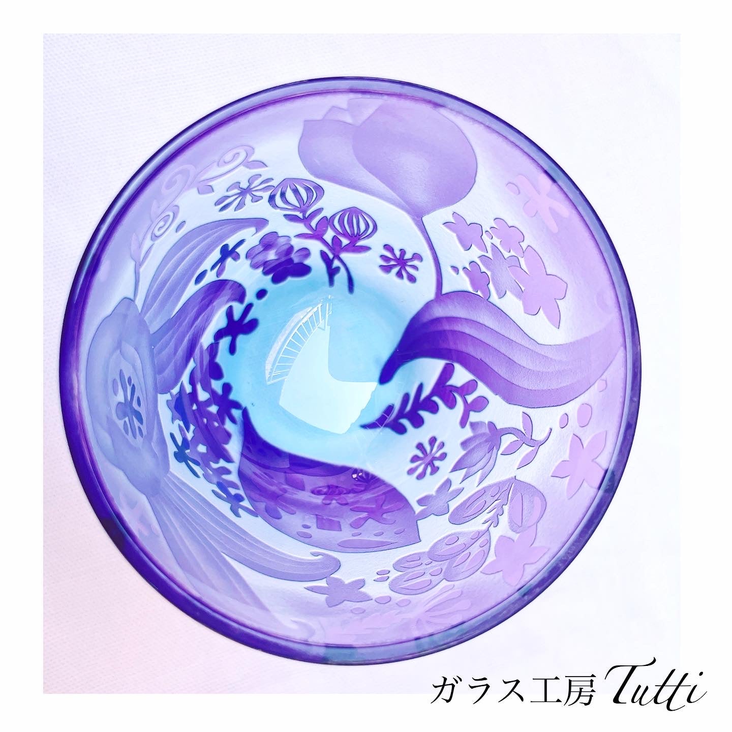 キラキラ輝く美しいグラス　紫ブルーのおちょこ