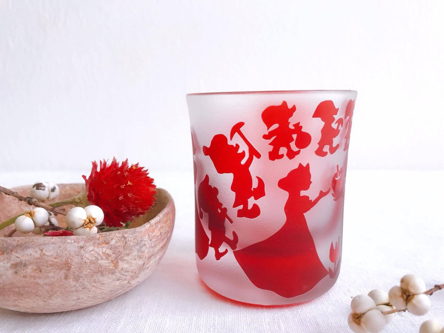 祇園甲部の芸妓、櫻子の夜のショットグラス